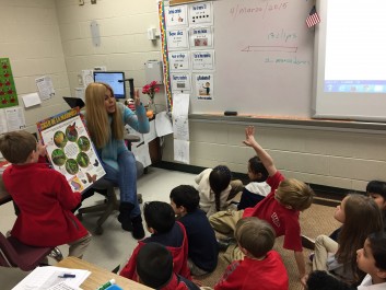  Estudiantes y mariposas: First-grade teacher Vivianne Delgado and her students are learning about butterflies, but they're also learning to describe and associate in Spanish.